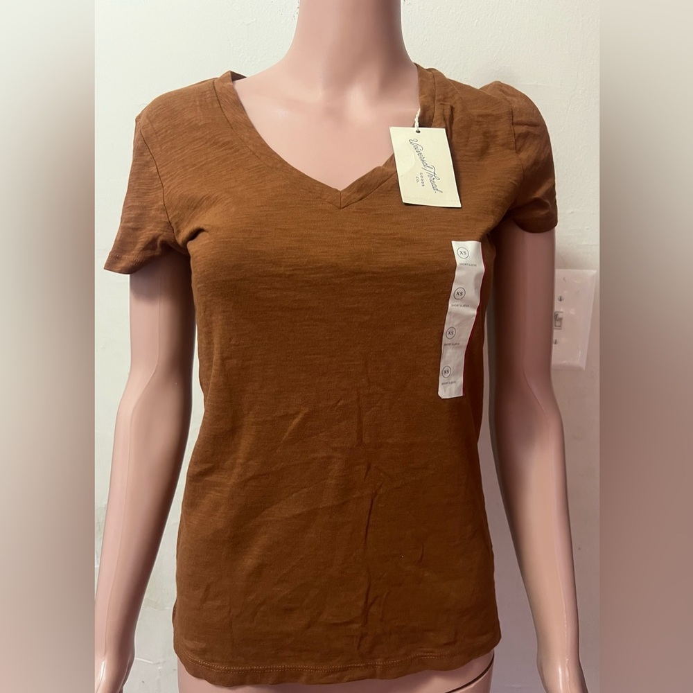 Universal Thread  BUTTERNUT WOOD V-Neck Short Sleeve Tee